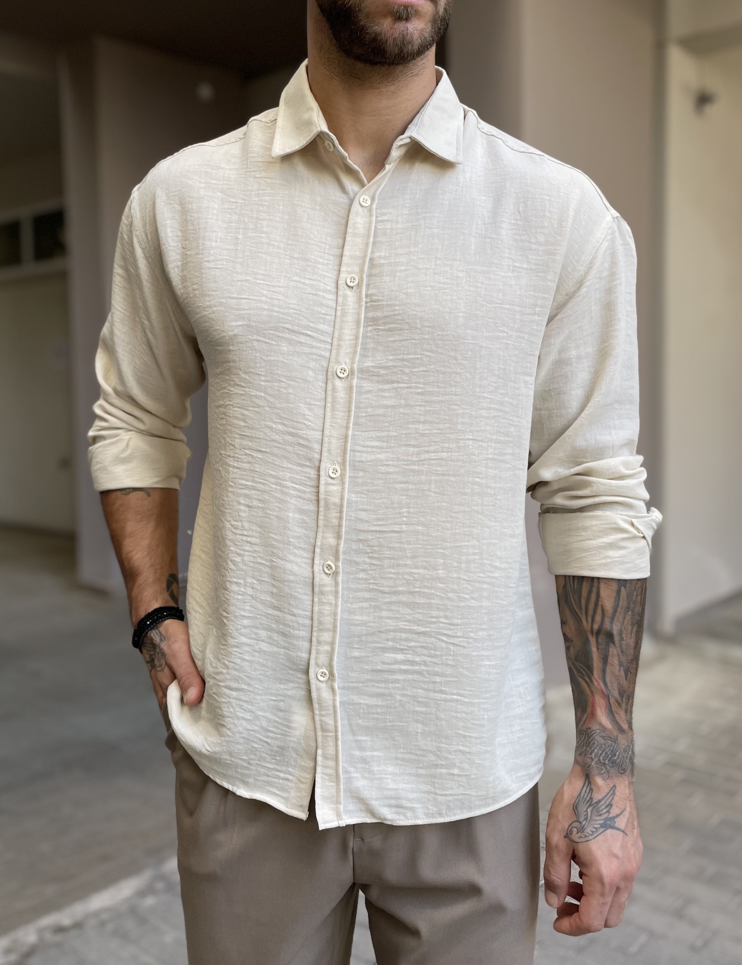 Ανδρικό εκρού γκοφρέ Overshirt με γιακά RMZ579 φωτογραφία